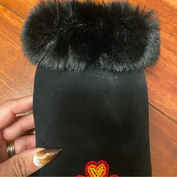 Manitoba Mukluk Bloom Mitten Floral Rainbow Beaded Suede faux fur Shearling - Picture 5 of 7